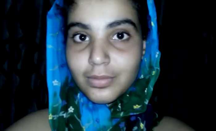 Desi muslim girl showing her boobs